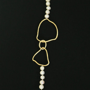 Collar largo de perlas con cadenas Onesti I Madrid68 Collar largo de perlas con cadenas Onesti I Madrid68