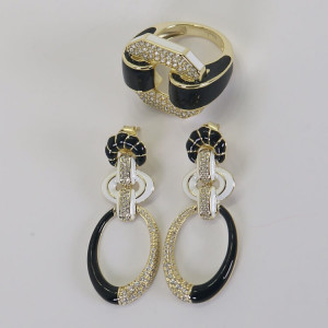 Pendientes largos esmaltados blanco y negro Dynasti I Madrid68