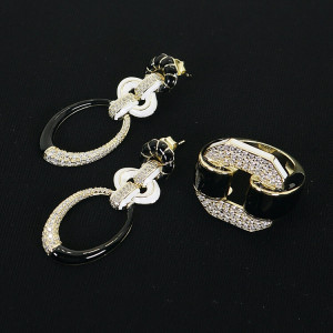 Pendientes largos esmaltados blanco y negro Dynasti I Madrid68