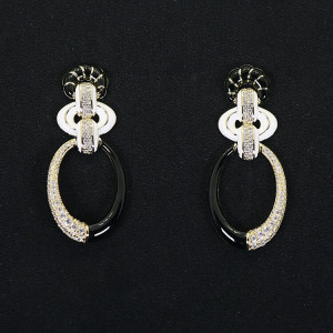 Pendientes largos esmaltados blanco y negro Dynasti I Madrid68