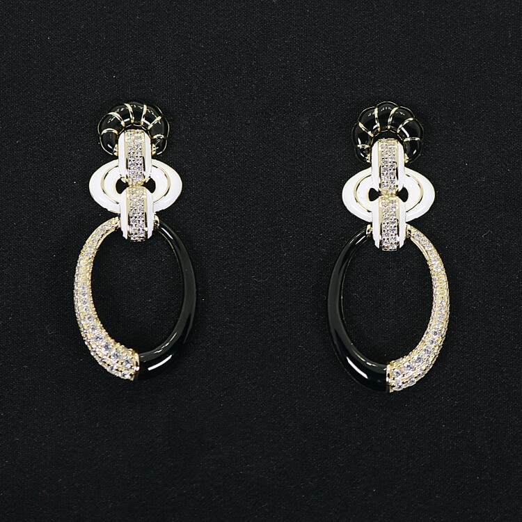 Pendientes largos esmaltados blanco y negro Dynasti I Madrid68