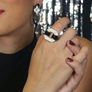 Pendientes largos esmaltados blanco y negro Dynasti I Madrid68