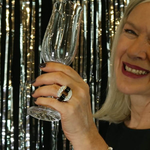 Anillo sello circonitas esmaltado negro y blanco Dynasti I Madrid68