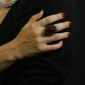 Anillo grande con piedra roja mujer Bitter I Madrid68