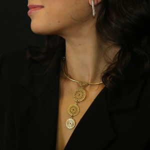 Collar gargantilla con dijes colgantes dorado Fórum I Madrid68