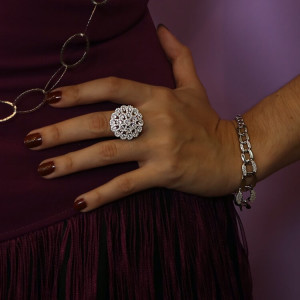 Anillo cóctel diseño floral con circonitas blanco Bellezza I Madrid68