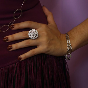 Anillo cóctel diseño floral con circonitas blanco Bellezza I Madrid68